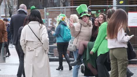 Eine-Gruppe-Mädchen,-Die-Spaß-Haben-Und-Alle-Für-Die-St.-Patricks-Day-Parade-In-Cork-City-Gekleidet-Sind