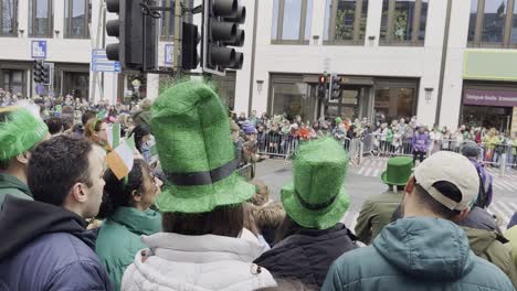 Grüne-Hüte-In-Einer-Menschenmenge,-Die-St.-Paul-Beobachtet