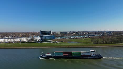 Fracht-Binnenschiff,-Das-An-Einem-Sonnigen-Tag-Container-über-Den-Noord-Gezeitenfluss-Transportiert