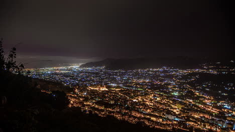 Blick-über-Die-Stadt-Palermo,-Sizilien-Bei-Nacht-–-Zeitrafferwolken,-Die-Vom-Meer-Heraufziehen