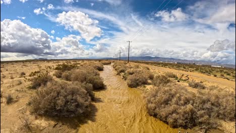 Schneller-Flug-über-Das-Rauschende-Wasser-Des-Cache-Creek-In-Der-Mojave-Wüste-Nach-Einem-Gewitter
