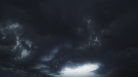 Epische-Echte-Gewitterwolken-Mit-Blitzen