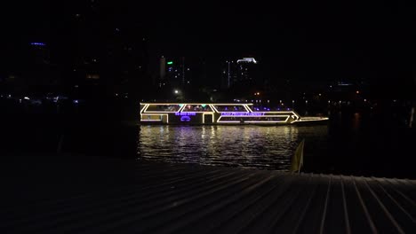 Bangkok,-El-Barco-Navega-De-Noche