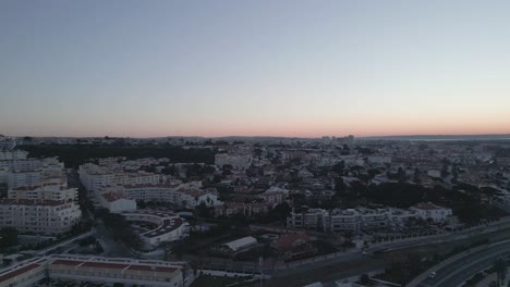 Atemberaubende-Luftaufnahme-Bei-Sonnenaufgang-Des-Kleinen-Dorfes-Cascais-Unweit-Von-Lissabon-In-Portugal