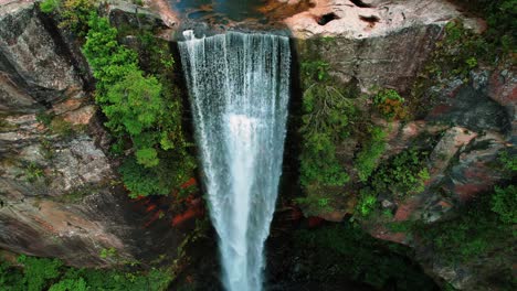 Belmore-Falls,-Australien,-Drohne-Umkreist-Die-Kaskadierenden-Wasserfälle