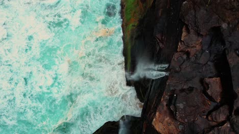 Curracurrong-Falls,-Australien-Drohne-Langsam-Absteigende-Spirale-über-Den-Wasserfällen