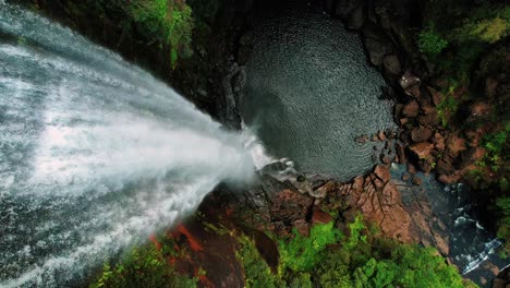 Belmore-Falls,-Australien,-Drohne-Steigt-Langsam-Den-Wasserfall-Hinunter