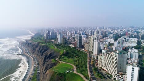Endlose-Skyline-Des-Geschäftigen-Lima,-Der-Hauptstadt-Perus,-Luftaufnahmen-Entlang-Der-Küstenlinie-In-Zeitlupe