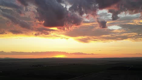 Goldener-Horizont-Sonnenuntergang-Im-Vorort-Clifton,-Toowoomba,-Australien-002