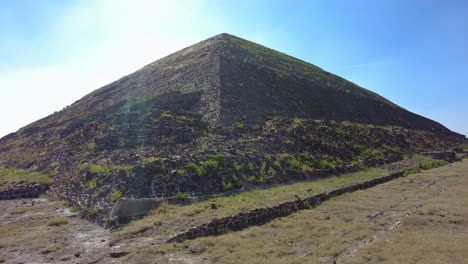 Get-up-close-and-personal-with-the-magnificent-Pyramid-of-Teotihuacan,-as-it-basks-in-the-glow-of-the-sun's-radiant-halo