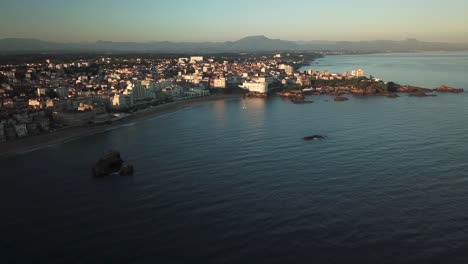 Strand-Und-Stadtbild-Von-Biarritz-Bei-Sonnenuntergang,-Frankreich