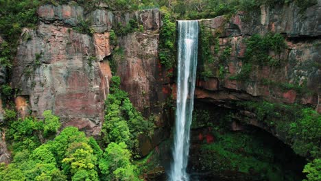 Belmore-Falls,-Australia,-Drone-Flys-Towards-Majestic-Waterfall