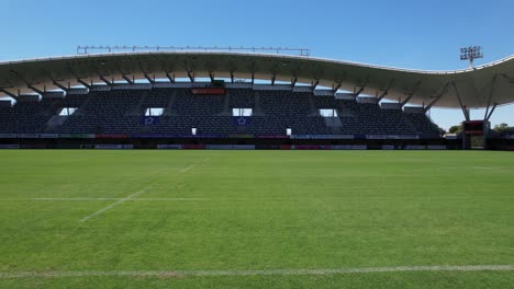 Vista-Aérea-Del-Interior-Del-Estadio-De-Rugby-Vacío-En-Montpellier,-Francia