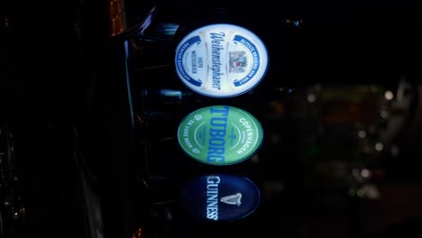 Logotipos-De-Cerveza-De-Barril-De-Un-Grifo-De-Pub