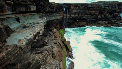 Curracurrong-Falls,-Australien-Drohne-Steigt-Nach-Unten,-Schwenkansicht