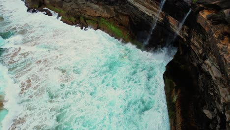 Cataratas-De-Curracurrong,-Un-Dron-Australiano-Vuela-Sobre-La-Roca-Del-águila-Hacia-Las-Cataratas