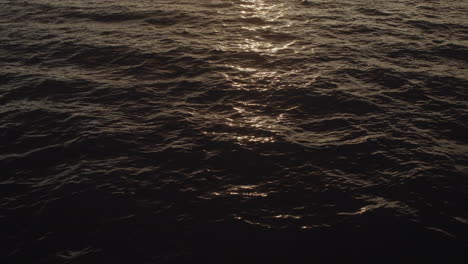 Weitwinkelaufnahme-Und-Neigung-Nach-Oben-Von-Der-Wasserspiegelung-Zum-Sonnenuntergang-In-Buenaventura-An-Der-Pazifikküste-Kolumbiens