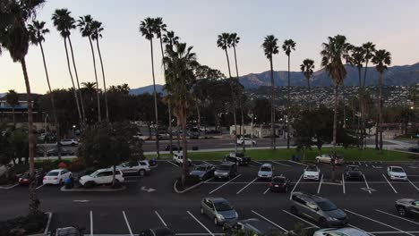 Estacionamiento-De-Autos-En-La-Playa-De-California