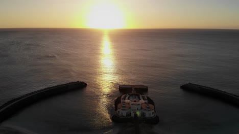 Luftaufnahme-Des-Goldgelben-Sonnenuntergangs-über-Dem-Meer-Am-Horizont-Mit-Silhouettenblick-Auf-Den-Bikini-Beach-Club