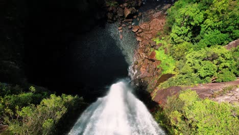 Belmore-Falls,-Australia,-Drone-Descends-into-Enormous-Waterfall