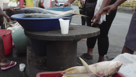 Cerca-De-Peces-En-El-Mercado-De-Pescado-De-La-Calle,-Gente-Vendiendo-Y-Comprando-La-Pesca-Del-Día-En-Buenaventura