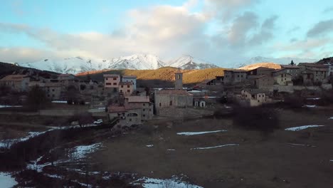Drohnenaufnahmen-Eines-Dorfes-In-Den-Schneebedeckten-Bergen
