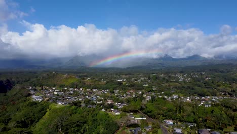Hervorragende-Luftaufnahmen-Eines-Regenbogens,-Der-Ein-Feld-In-Kauai-überspannt
