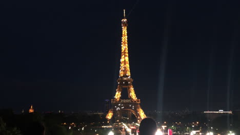 Der-Ikonische-Eiffelturm-In-Paris-In-Seiner-Ganzen-Pracht,-Während-Er-Spektakulär-Vor-Dem-Nachthimmel-Funkelt