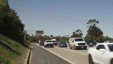 Eine-Stark-Befahrene-Autobahn-In-San-Diego-Mit-Vorbeifahrenden-Autos