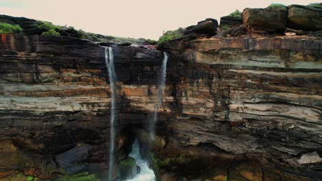 Curracurrong-Falls,-Australien-Drohne-Rückwärts-Absteigen,-Wasserfälle-Und-Meereshöhle