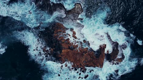 Coogee-Beach,-Drone-Shot-of-Waves-Crashing-on-Rocks,-Australia
