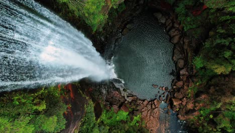 Belmore-Falls,-Australia,-Drone-Descends-into-Falls-and-Pool-Below