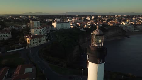 Faro-De-Biarritz-Al-Atardecer-Con-Paisaje-Urbano-Y-Vista-Panorámica-En-La-Costa,-Francia