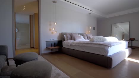 Luxuriöse-Master-Suite:-Entspannen-Sie-Sich-In-Einem-Kingsize-Bett-In-Einem-High-End-Haus