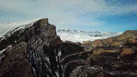 Drohnenvideo-Von-Schneebedeckten-Bergen