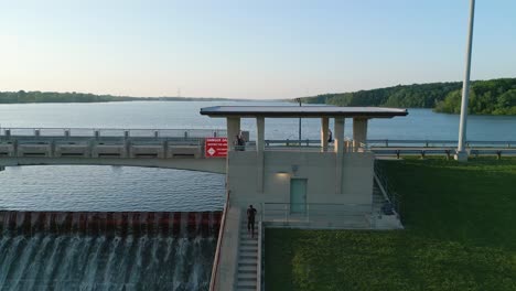 Aerial-Ascent-of-dam-steps-at-reservoir,-Hoover-Reservoir,-Westerville,-Ohio