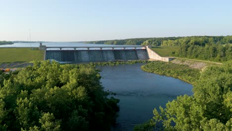 Luftaufnahmen-Von-Staudamm-Und-Bach,-Hoover-Stausee,-Westerville,-Ohio