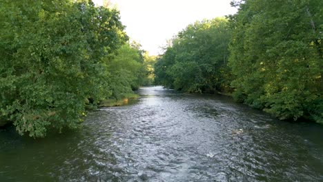 Luftüberführung-Fließendes-Bachwasser,-Ohio