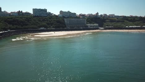 Paseo-Marítimo-De-Biarritz-Y-Playa-Con-Gente-Bañándose,-Francia