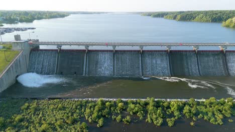 Aerial-of-lake-reservoir-and-dam,-Hoover-Reservoir,-Westerville,-Ohio