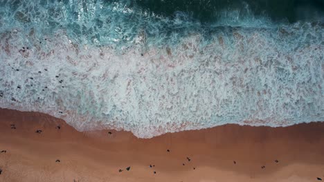 Drone-Aéreo-Sobrevolando-Tiro-De-Olas-Rompiendo-En-La-Playa