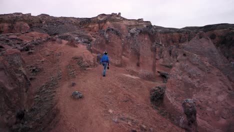 Turista-Rodeado-De-Formaciones-De-Toba-En-El-Valle-Imaginario-Devrent-En-Capadocia