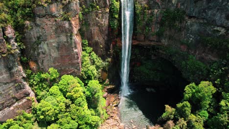 Belmore-Falls,-Australia,-Drone-Circles-Huge-Waterfall-and-Pool-Below