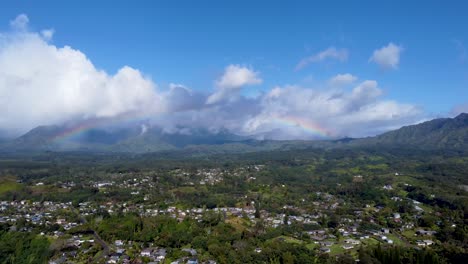 Vista-Aérea-Cinematográfica-Con-Arco-Iris-En-El-Cielo-Nublado-En-Kauai,-Hawaii
