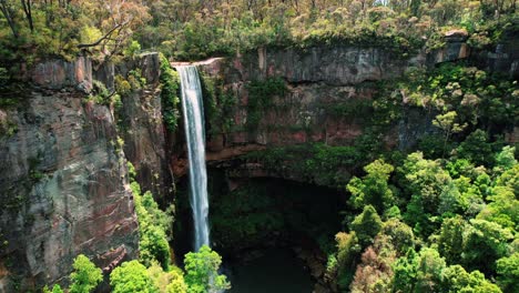 Belmore-Falls,-Australia,-Drone-Reverses,-Showing-Size-of-Waterfall