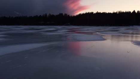 Schneeflecken-Auf-Einem-Zugefrorenen-See-Nach-Sonnenuntergang
