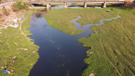 Sobre-El-Puente-Que-Cruza-La-Corriente-De-Aguas-Residuales