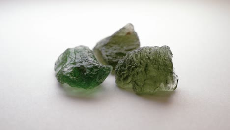 Authentische-Rohe-Moldavit-Felsen,-Kristall-Edelstein,-4K-30P-Makroaufnahmen