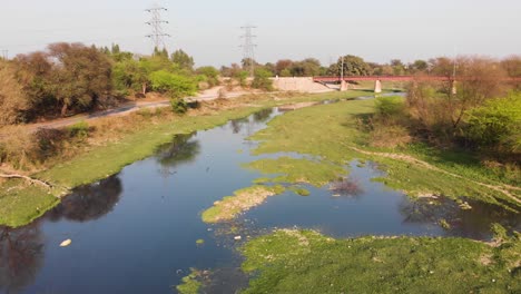 Aguas-Residuales-De-Las-Fábricas-Que-Cruzan-Bajo-El-Puente-Ferroviario