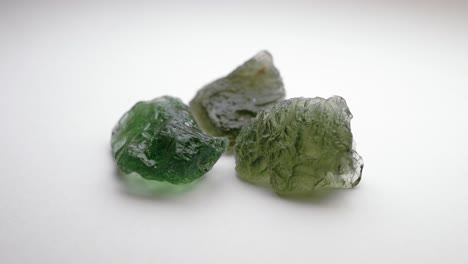 Auténticas-Rocas-De-Moldavita-Crudas-Piedras-Preciosas-De-Cristal-4k-30p-Tomas-Macro